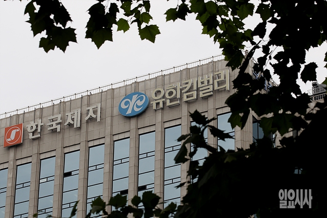 국내 영엽 중인 외국계 기업이 본사로 거액을 송금하면서 국부유출 논란이 일고 있다.