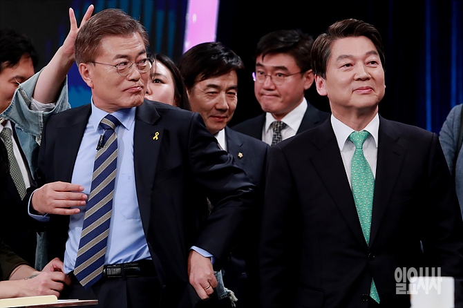 한국기자협회·SBS 공동주최 대선합동 토론회 참석한 더불어민주당 문재인 대선후보(사진 왼쪽)과 국민의당 안철수 대선후보 <사진=국회사진취재단>