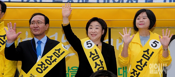 정의당 심상정 대선후보(사진 가운데)가 선거 유세를 하고 있다.