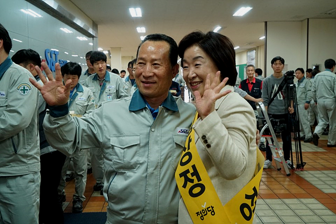 한 근로자와 사진 촬영하는 정의당 심상정 대선후보