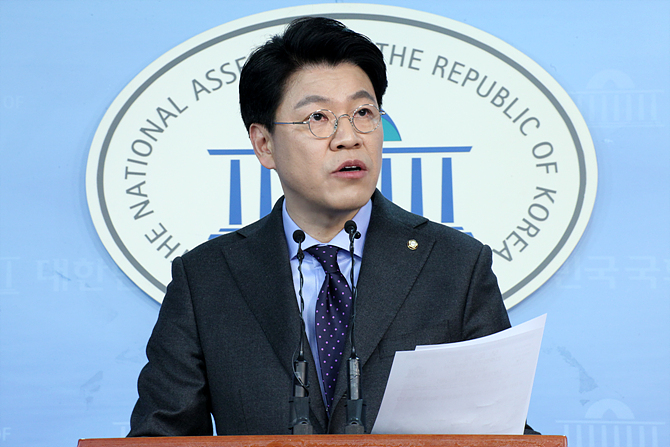 바른정당을 탈당해 자유한국당으로의 입당을 선언한 장제원 의원