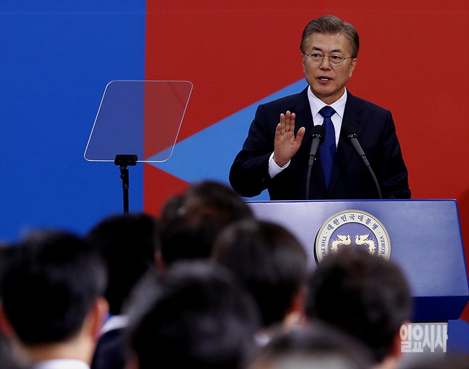 문재인 대통령에 대한 유권자 중 상당수가 국정 운영에 기대감을 갖고 있는 것으로 나타났다. <사진=국회사진취재단>