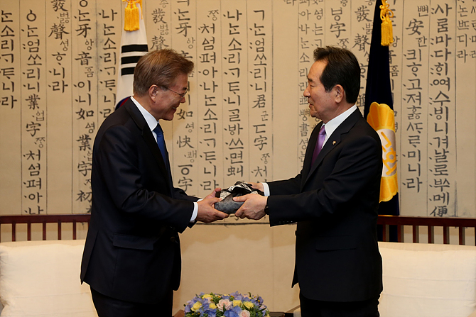 정세균 국회의장(사진 오른쪽)으로부터 정책자료집 받는 문재인 대통령