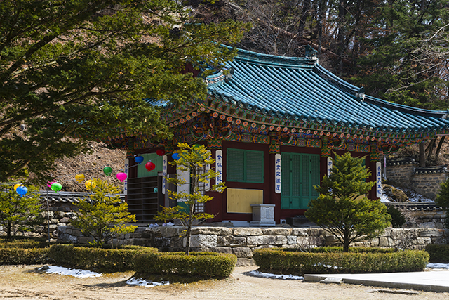 정암사는 우리나라 5대 적멸보궁 가운데 한 곳이다.