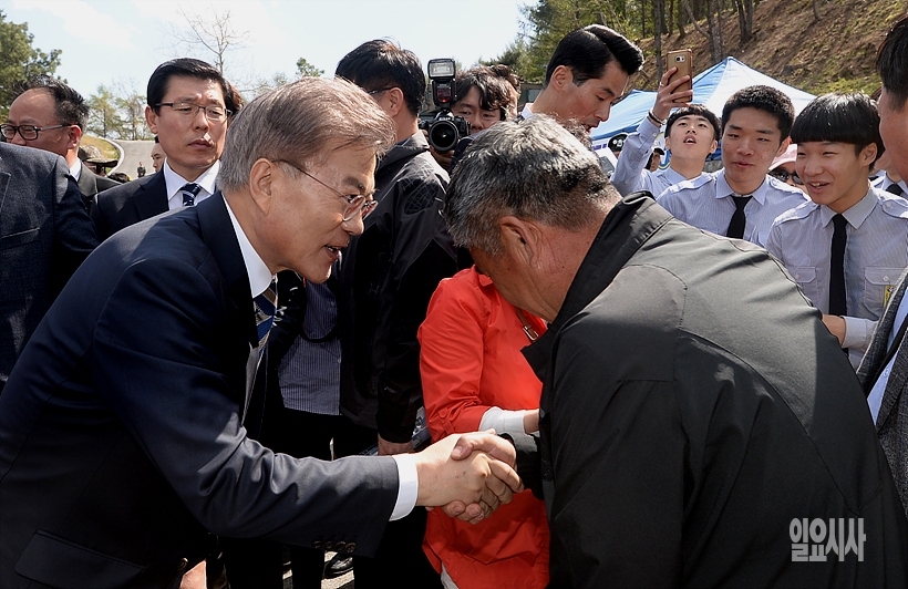 악수 나누는 문재인 대통령 <사진=국회사진취재단>