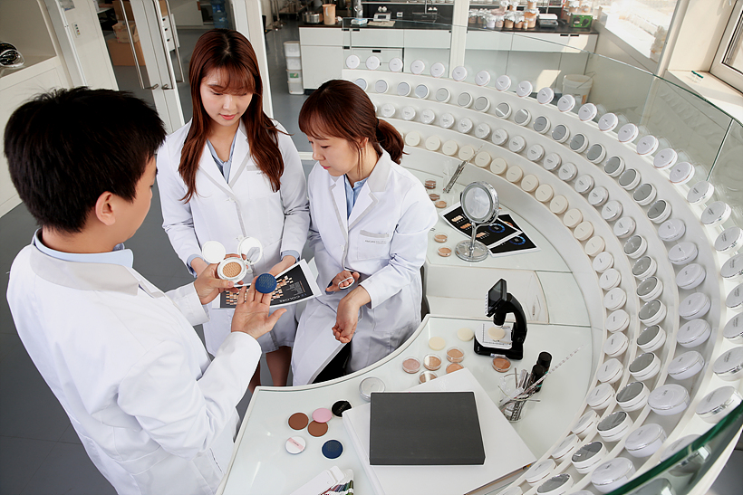 아모레퍼시픽 쿠션 전문 연구 조직 C-Lab 연구원들