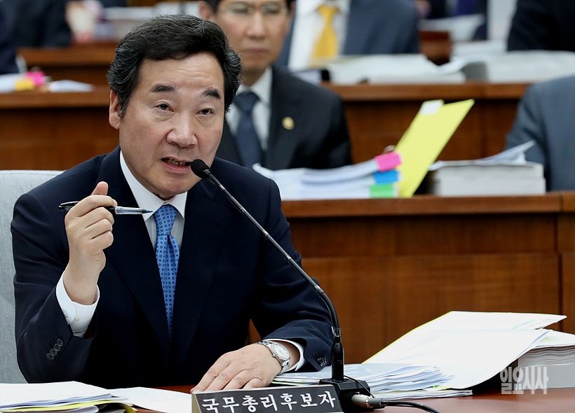 질의에 답변하는 이낙연 국무총리후보자