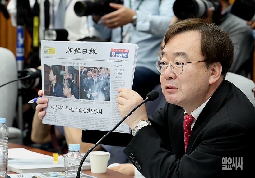 이낙연 국무총리후보자에게 질의하는 강효상 자유한국당 의원