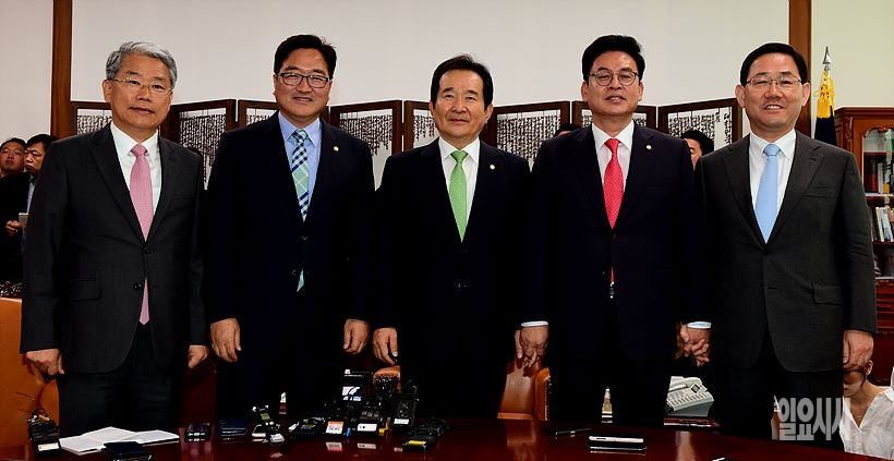 (사진 왼쪽부터) 김동철(국민의당)·우원식(더불어민주당) 원내대표, 정세균 국회의장, 정우택(자유한국당)·주호영(바른정당) 원내대표