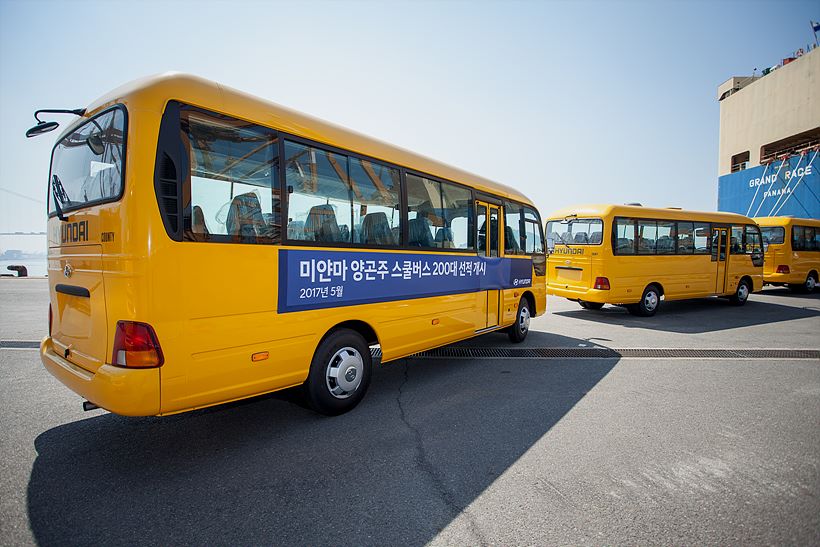 현대자동차㈜는 최근 코트라, 포스코대우와 함께 미얀마 양곤 주정부와 29인승 중형버스 '카운티' 200대를 공급하는 계약을 체결하고 광양항서 초도물량 50대를 선적 개시했다고 밝혔다.