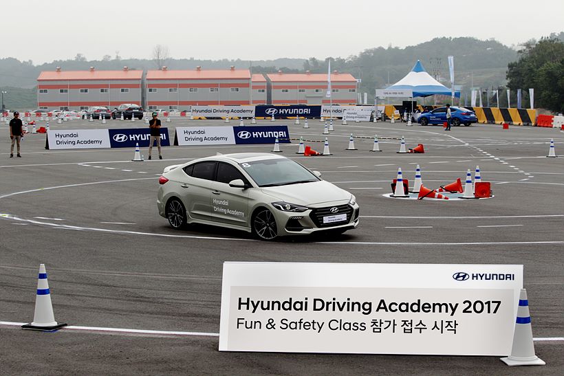 현대자동차(주)가 전문 인스트럭터와 함께 안전운전은 물론 운전의 즐거움까지 배우는 ‘2017 현대 드라이빙 아카데미’의 기초 프로그램인 ‘Fun & Safety’ 클래스를 개최하고 참가자를 모집한다고 밝혔다. 1년 이상의 운전 경력을 가진 사람은 누구나 현대자동차 홈페이지(www.hyundai.com)를 통해 6월2일까지 신청할 수 있으며, 선착순으로 참가가 확정될 예정이다.