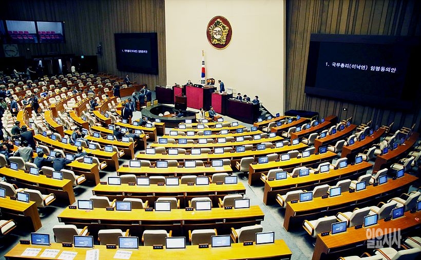 31일, 서울 여의도 국회 본회의장서 국무총리(이낙연) 후보자의 인준안 표결이 열리고 있다.