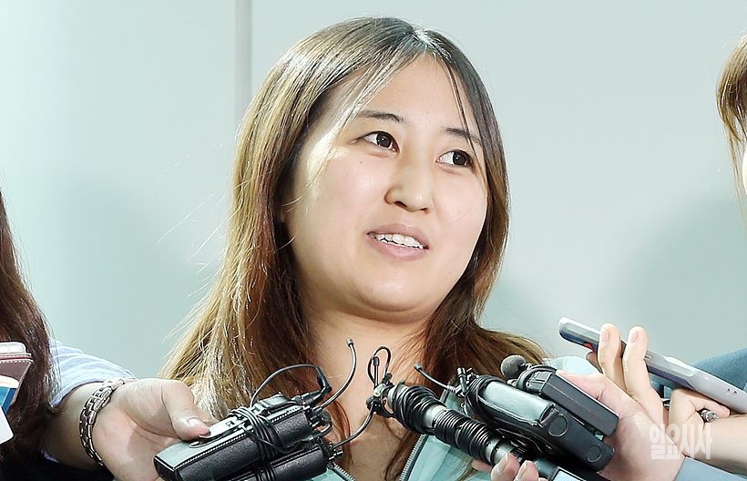 취재진 질문에 답하는 정유라씨 <사진=사진공동취재단>