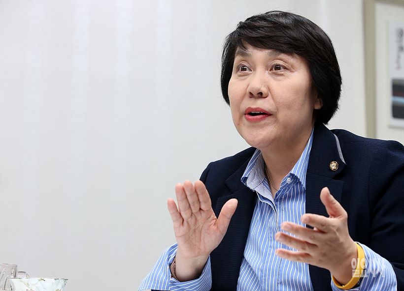 정춘숙 더불어민주당 의원이 <일요시사>와 인터뷰를 갖고 있다.