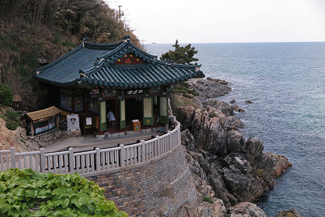 낙산사 창건 설화를 간직한 홍련암