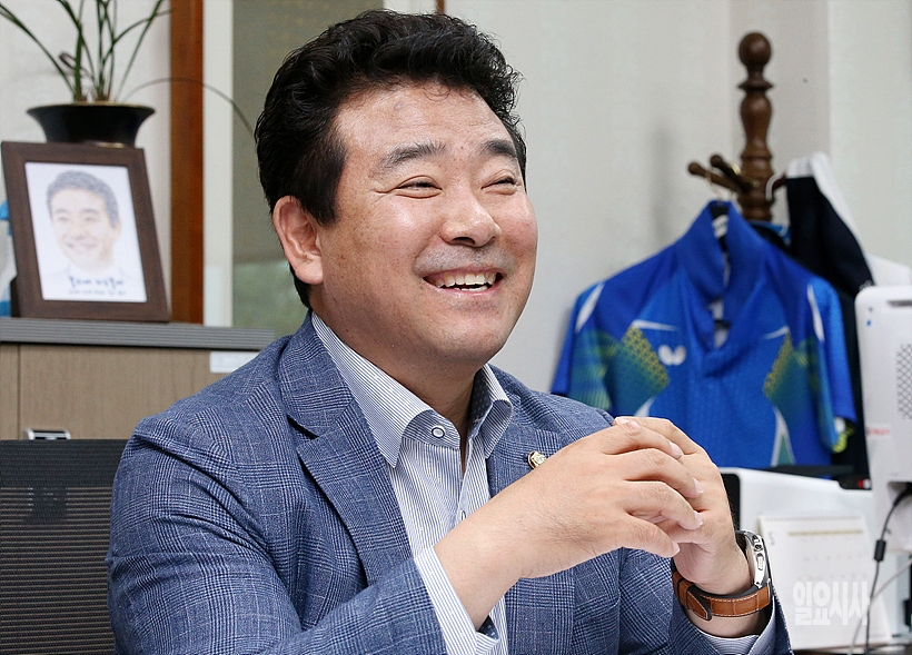 <일요시사>와 인터뷰 갖는 박정 더불어민주당 의원