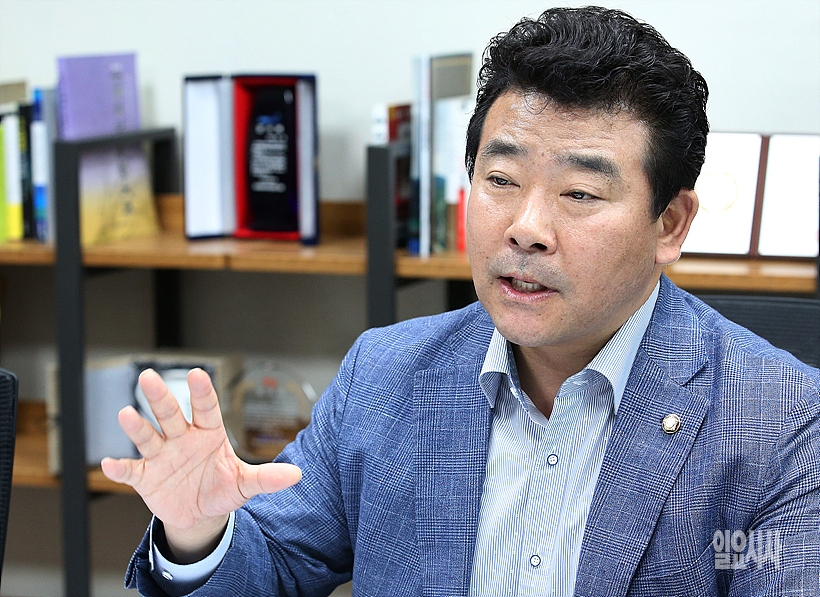 박정 더불어민주당 의원이 <일요시사>와 인터뷰를 갖고 있다.