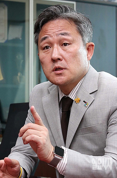 <일요시사>와 인터뷰 갖는 표창원 더불어민주당 의원