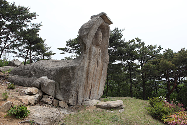 자연 암석을 파서 만든 감실에 조각한 홍성 신경리 마애여래입상