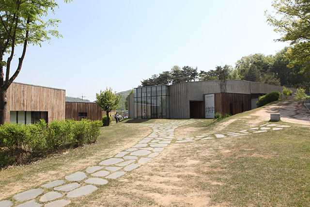 풍경에 자연스럽게 녹아든 고암이응노생가기념관