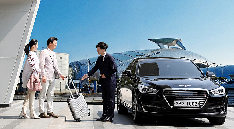 공항서 ‘에어포트 쇼퍼 서비스(Airport Chauffeur Service)’를 이용하는 고객과 EQ900 차량의 모습
