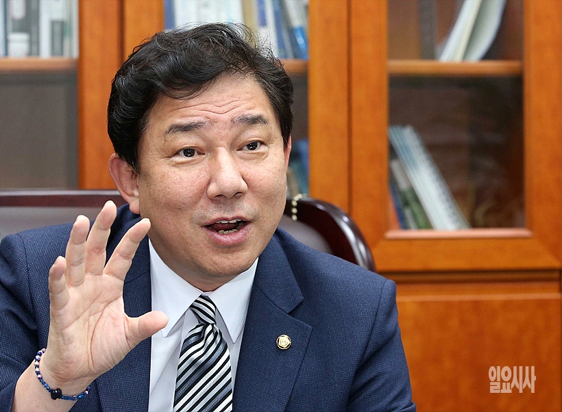 <일요시사>와 인터뷰 갖는 김병기 더불어민주당 의원