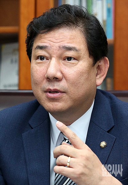 김병기 더불어민주당 의원이 <일요시사>와 인터뷰를 갖고 있다.