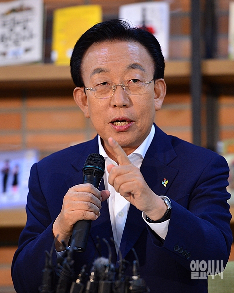 브리핑 갖는 김관용 경북도지사