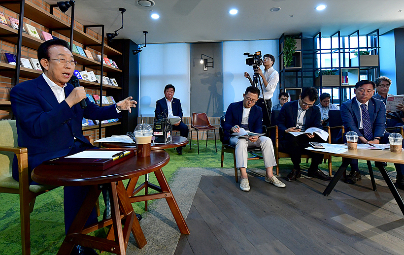 지난 27일, 김관용 경북도지사가 경북도청서 브리핑을 갖고 있다.