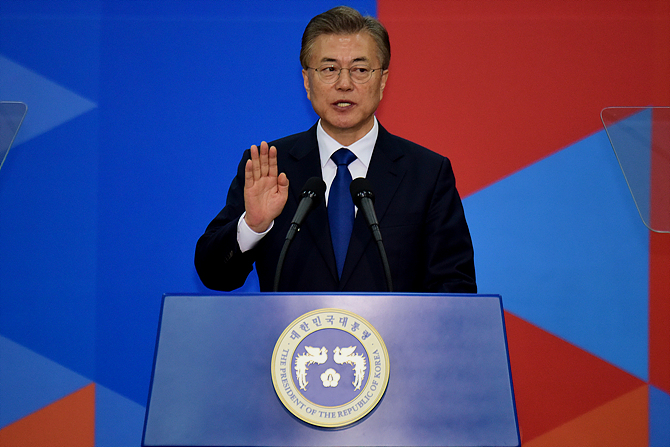 한국갤럽이 14일 발표한 여론조사 결과 국민 10명 중 8명은 문재인 대통령이 현재 국정운영을 잘 하고 있다고 생각하는 것으로 나타났다. <사진=국회사진취재단>