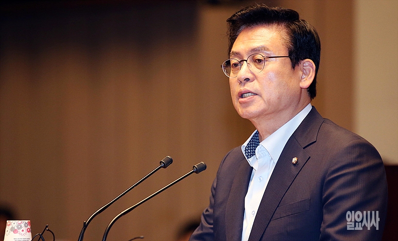 자유한국당이 14일, 국민의당, 바른정당에 이어 국회 정상화에 참여하기로 했다.