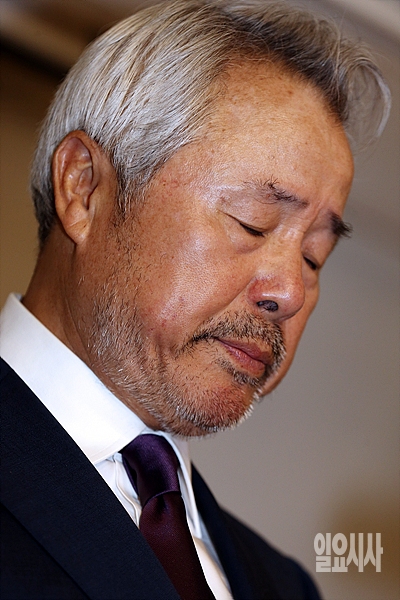 고개 떨군 정우현 미스터피자 회장