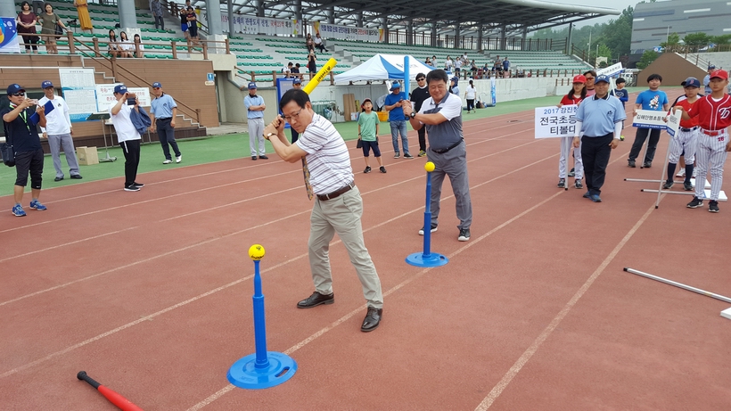시타하는 김성한 감독(사진 오른쪽)과 강진군 체육회 상임부회장