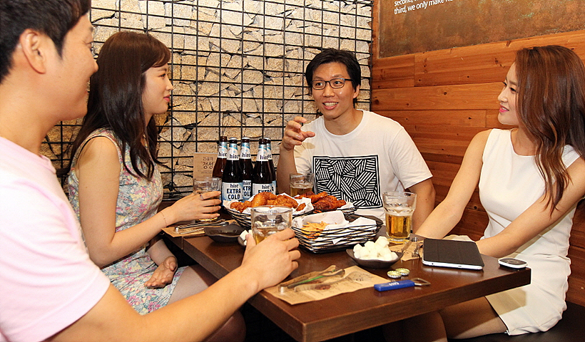 맥주를 사랑하는 4인방이 저마다 간직하고 있는 인생술에 대해 얘기하며 즐거워하고 있다.