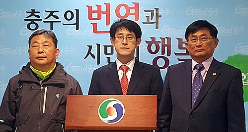 '레밍 발언'으로 파문을 일으키고 있는 김학철 도의원(사진 가운데)