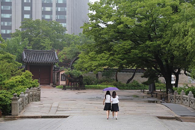 창덕궁 금천교를 건너는 여학생들