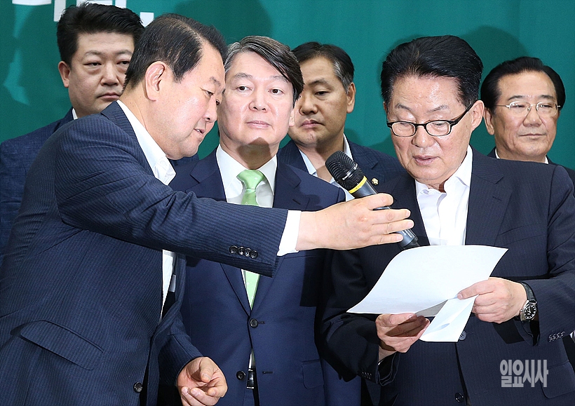 사과문 받아든 박지원 전 국민의당 대표(사진 오른쪽)
