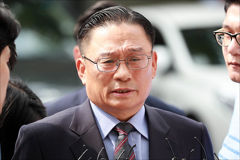 박찬주 육군 대장이 8일, 서울 용산시 군 검찰단 출석에 앞서 취재진 앞에서 착찹한 표정을 짓고 있다.