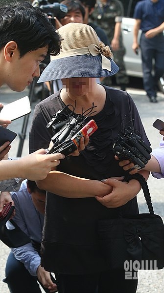 취재진 질문에 답변하는 전성숙씨 <사진=사진공동취재단>