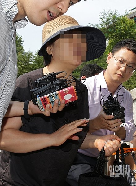 취재진 질문에 답변하는 전성숙씨 <사진=사진공동취재단>