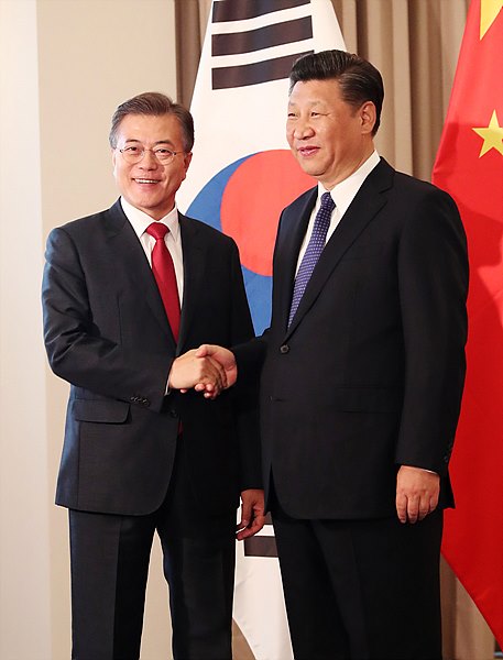 문재인 대통령(사진 왼쪽)이 시진핑 중국 국가주석과 지난 6일(현지시각), 독일 베를린 인터콘티넨탈호텔서 한중 정상회담에 앞서 악수를 나누고 있다.