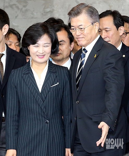문재인 대통령(사진 오른쪽)과 추미애 대표