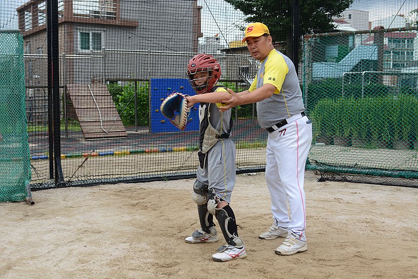 사진6_송구시 올바른 어깨와 팔꿈치의 자세
