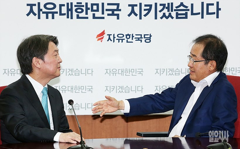 지난달 29일, 서울 여의도 자유한국당 당사를 찾아 안철수 국민의당 대표(사진 왼쪽)과 홍준표 한국당 대표가 환담을 나누고 있다.
