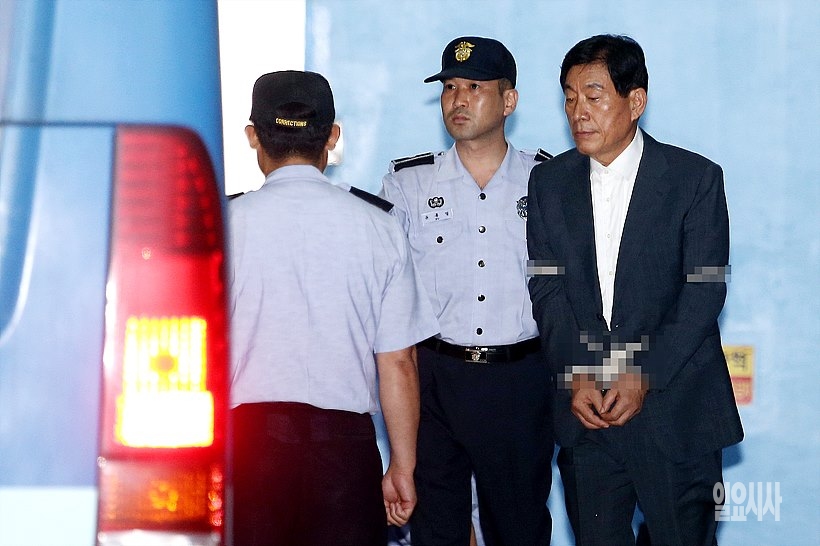 구치소 향하는 원세훈 전 국정원장