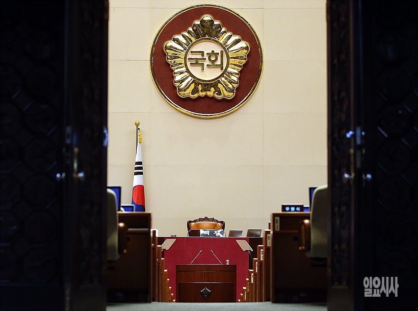 텅 빈 국회 본회의장