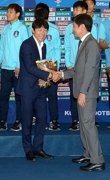 악수 나누는 정몽규 한국축구협회장(사진 오른쪽)과 신태용 한국 축구대표팀 감독