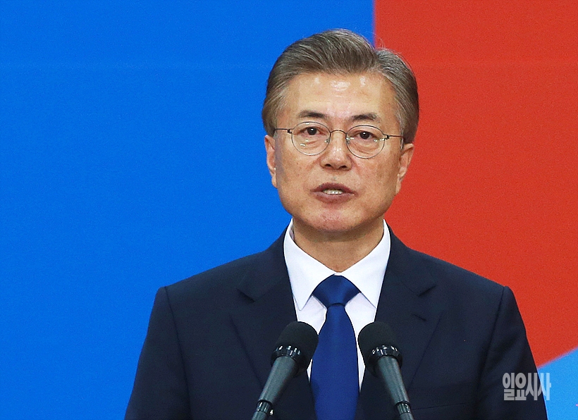 문재인 대통령은 국내 유권자들 10명 중 8명이 국정운영을 잘하고 있다고 생각하는 것으로 나타났다.