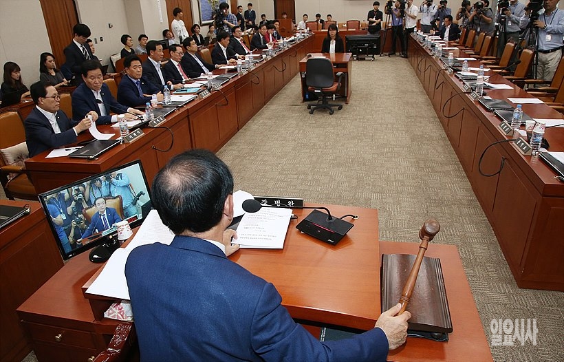 부적격 의견으로 청문결과보고서 의결하는 장병완 산자위원장