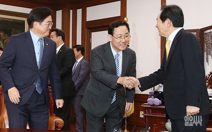 정세균 국회의장(사진 오른쪽)과 주호영 바른정당 원내대표가 20일, 서울 여의도 국회 의장실서 열린 의장-여야4당 원내대표 정례회동에 앞서 인사를 나누고 있다.